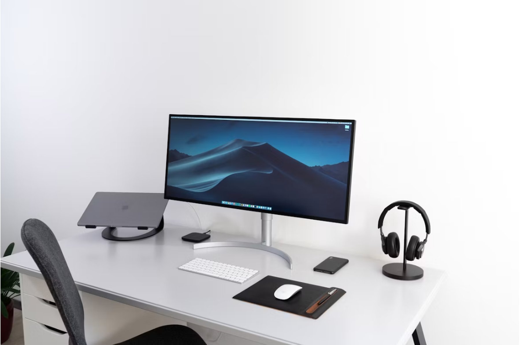 Postazione di lavoro moderna pronta per assistenza clienti