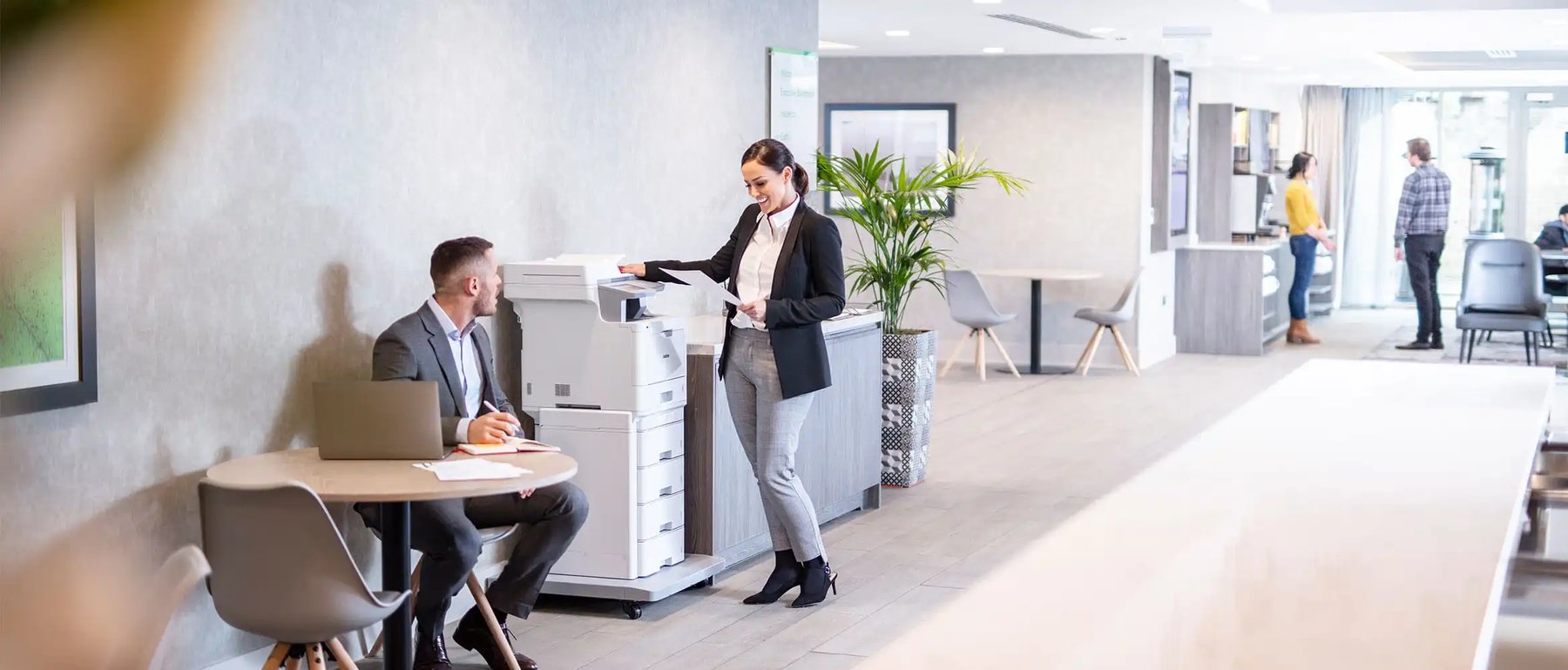 Professionisti in ufficio moderno con una multifunzione Brother